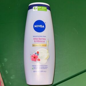 NIVEA Wild Berries & Hibiscus Refreshing Body Wash - Light Purple